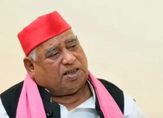 लखनऊ पेशाब कांड : पीड़ित से मिले अवधेश प्रसाद, कहा- जो अंग्रेंजो ने नहीं किया, वो योगी बाबा के राज में हो रहा है