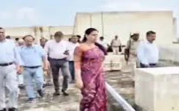 देवरिया में शव मिलने के बाद जिला प्रशासन ने पानी की टंकी को कराया सील