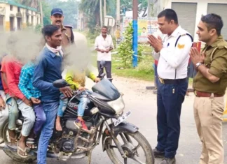 दो पहियों पर लदीं 7 जान, देखकर पुलिस भी हैरान; बाइक सवार को प्रणाम करके काटा 7 हजार का चालान