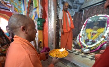 ध्वजारोहण कार्यक्रम की तैयारियों का निरीक्षण करने अयोध्या पहुंचे योगी आदित्यनाथ
