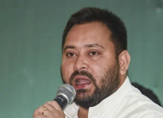 बिहार: तेजस्वी यादव के घर पर RJD ने बुलाई समीक्षा बैठक, लालू-राबड़ी और मीसा भारती पहुंचीं, अन्य नेता भी मौजूद